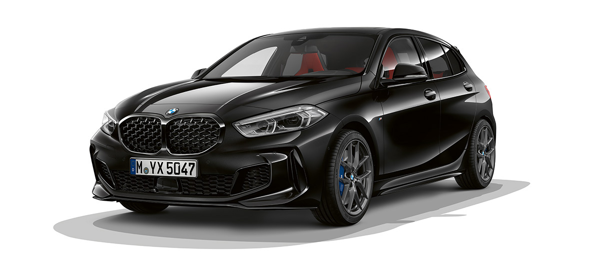 BMW M135i xDrive (F40) M Performance пакет BMW M135i xDrive (F40) в Sapphire Black metallic с M Performance пакет три четвърти изглед отпред