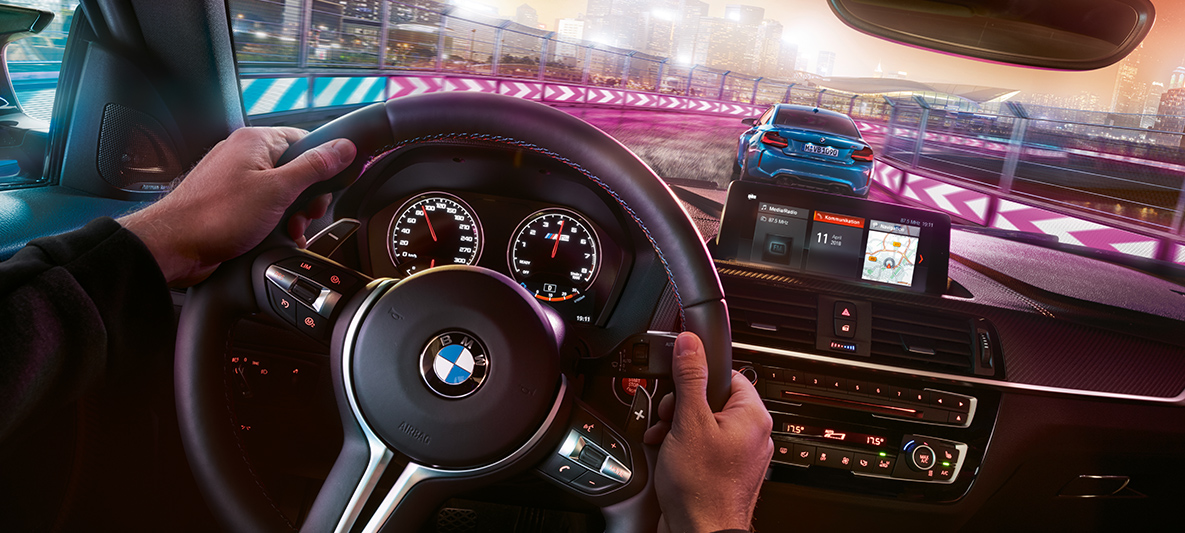 BMW M2 Competition кокпит Два модела BMW M2 Compeititon се състезават през нощта, с изглед от кокпита.