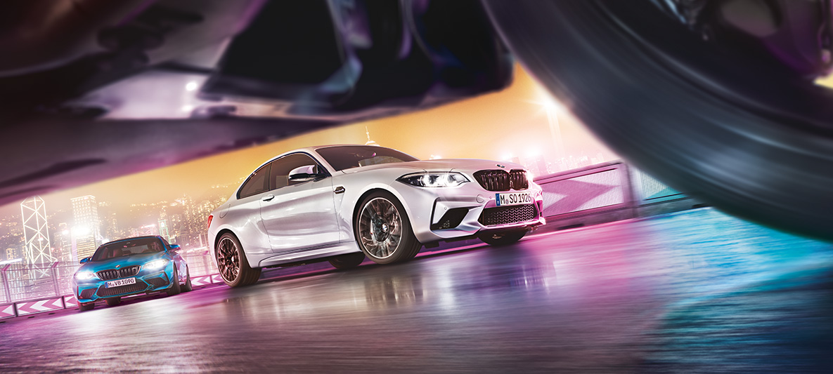 BMW M2 Competition върху асвалт. Два модела BMW M2 Compeititon на състезателна писта около града.