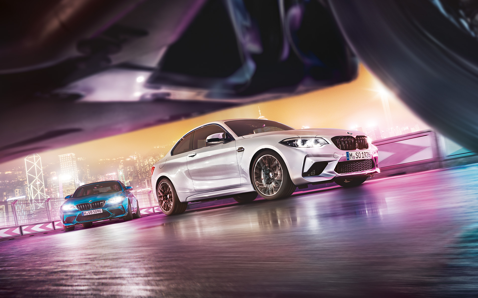 BMW M2 Competition върху асфалт. Два модела BMW M2 Compeititon на състезателна писта около града.