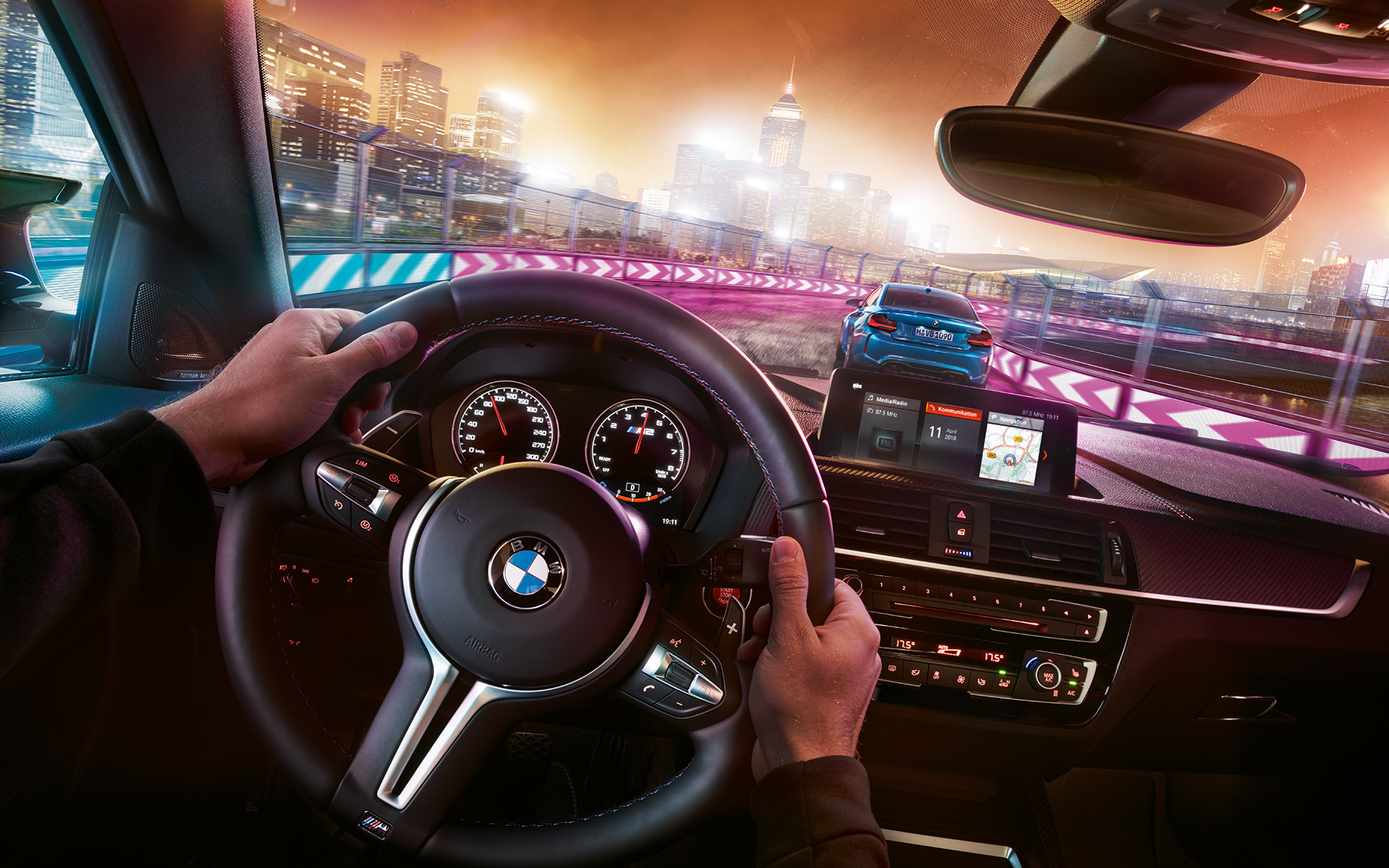 BMW M2 Competition кокпит Два модела BMW M2 Compeititon се състезават през нощта, с изглед от кокпита.