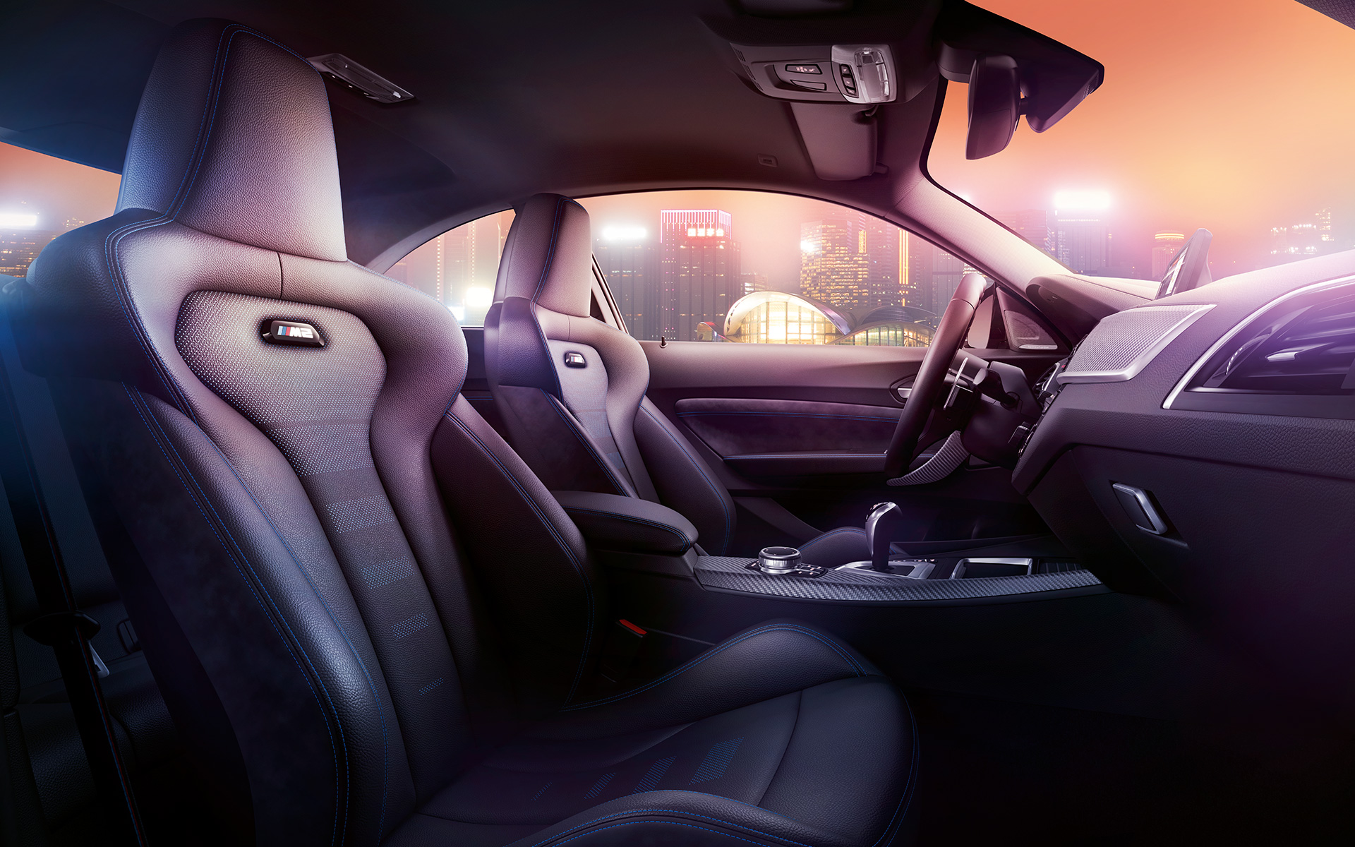 BMW M2 Competition спортни седалки Кокпит и М спортни седалки в BMW M2 Compeititon.