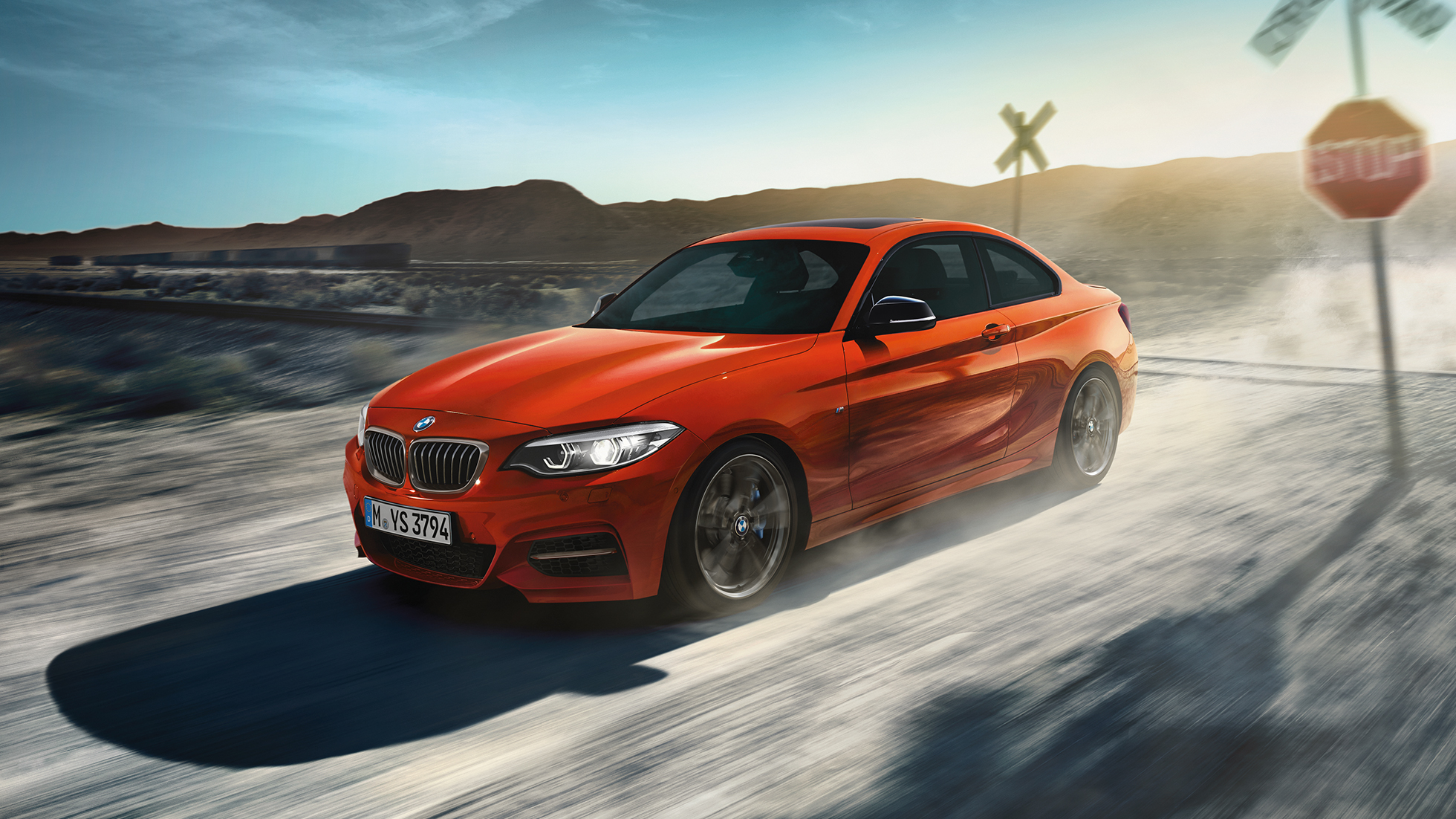 Дизайн BMW M240i Купе Дизайн BMW M240i Купе F22 2017 Sunset Orange metallic три четвърти изглед отпред