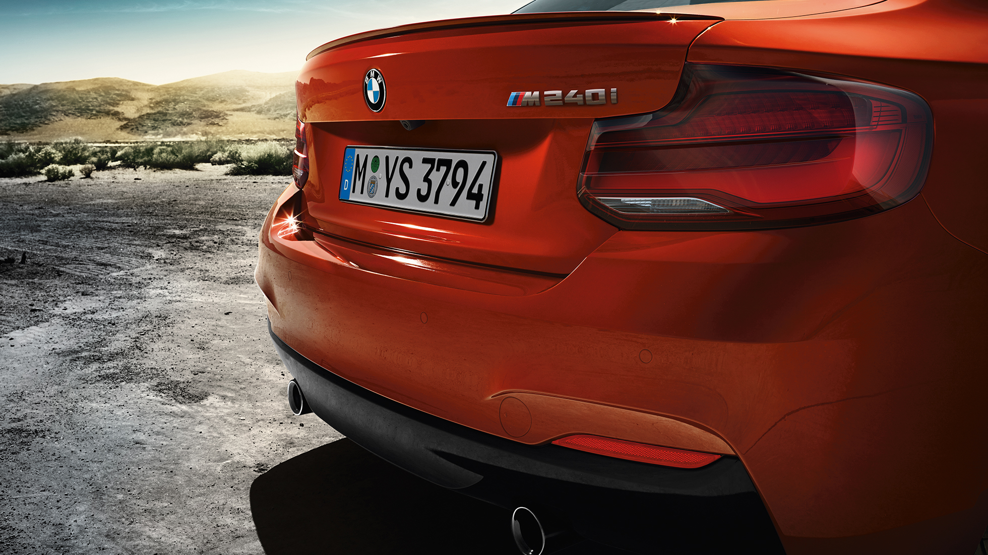 Заден дизайн BMW M240i Купе Заден дизайн BMW M240i Купе F22 2017 Sunset Orange metallic три четвърти изглед отзад