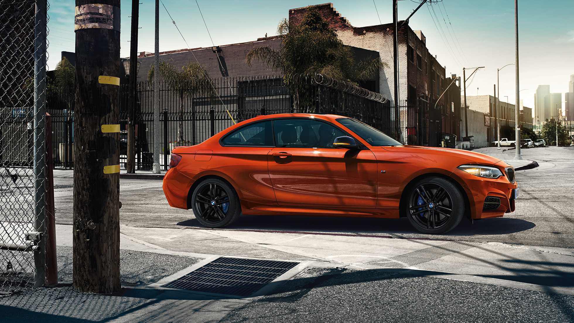 Автомобилен дизайн BMW M240i Купе Автомобилен дизайн BMW M240i Купе F22 2017 Sunset Orange metallic изглед отстрани