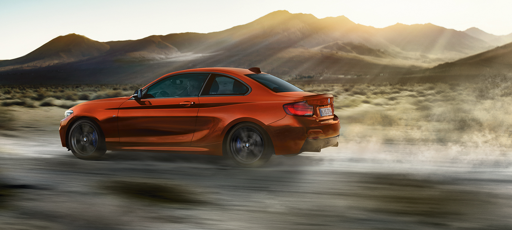 Динамика на управлението BMW M240i Купе Динамика на управлението BMW M240i Купе F22 2017 Sunset Orange metallic изглед отстрани