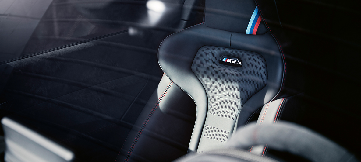 Спортни седалки BMW M2 CS Спортни седалки BMW M2 CS F87 Misano Blue metallic снимка отблизо