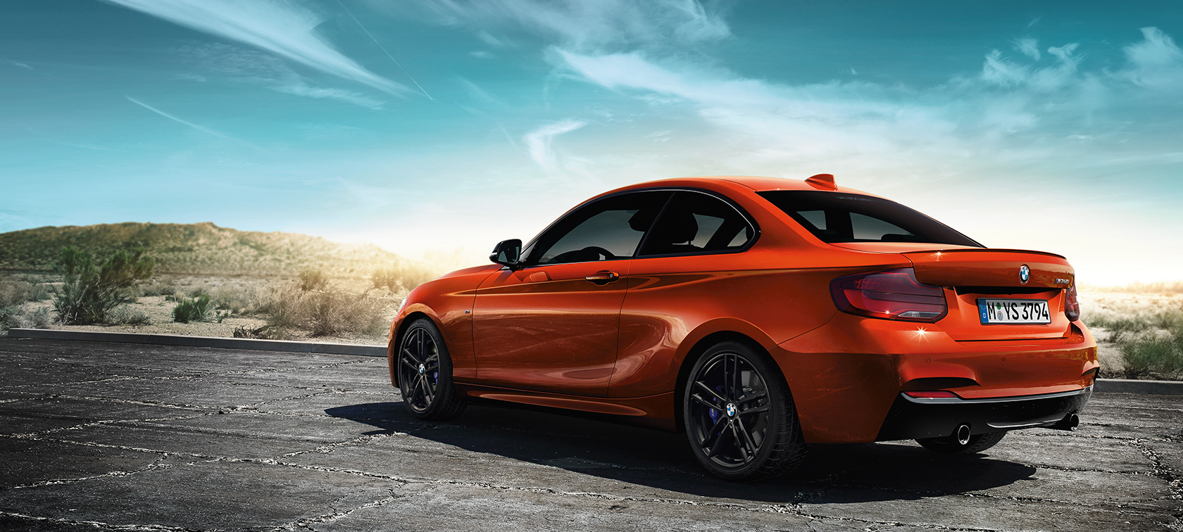 BMW M240i Купе F22 2017 Sunset Orange metallic три четвърти изглед отзад в покой BMW M240i Купе F22 2017 Sunset Orange metallic три четвърти изглед отзад на фона на степ