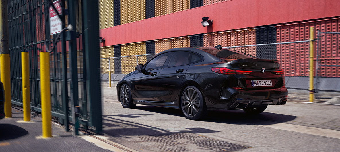 M Performance пакет BMW M235i xDrive Гран Купе M Performance пакет BMW M235i xDrive Гран Купе Black Sapphire metallic F44 три четвърти изглед отстрани