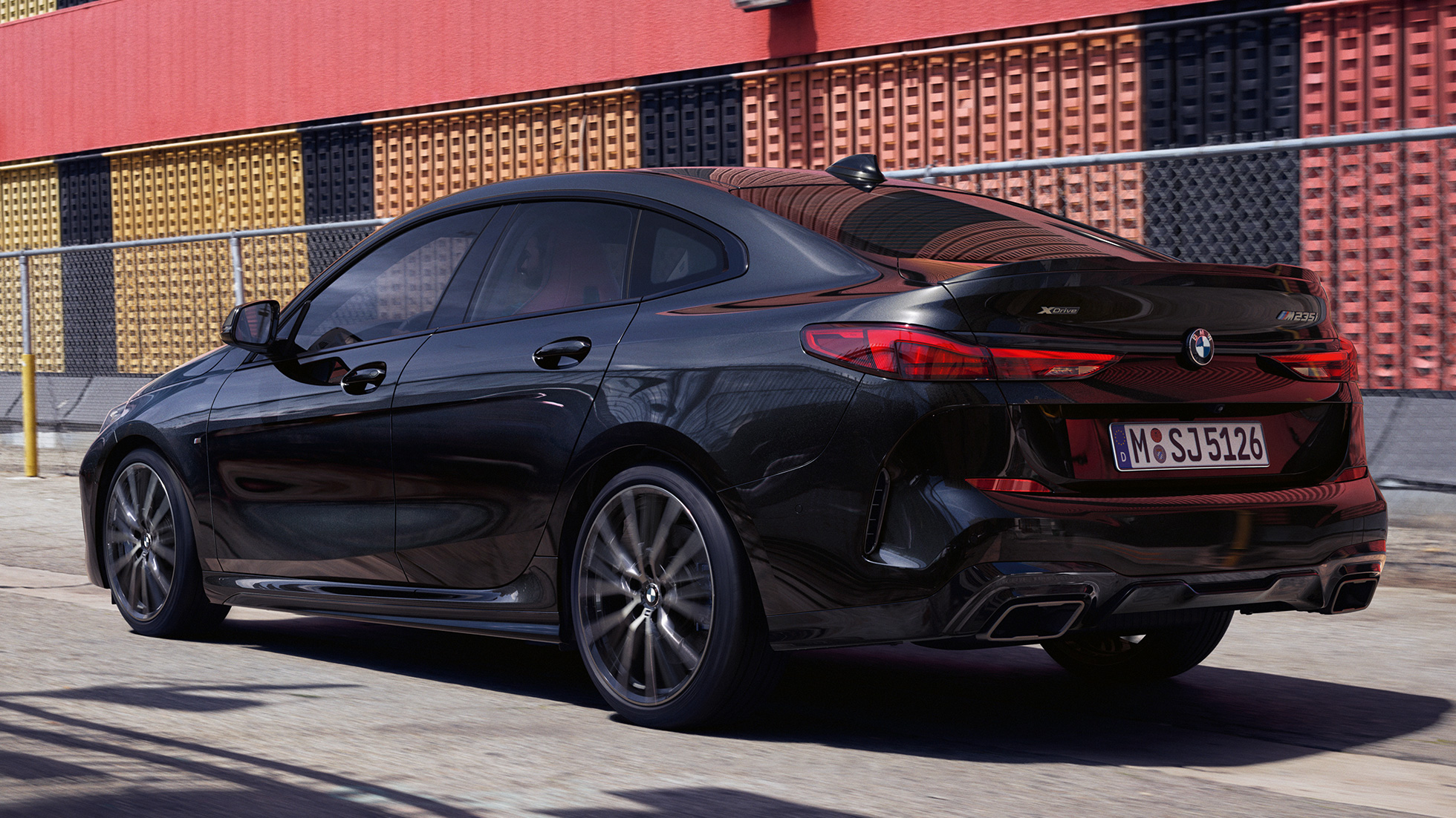 Линия на купе BMW M235i xDrive Гран Купе Линия на купе BMW M235i xDrive Гран Купе 2020 Black Sapphire metallic F44, три четвърти изглед отстрани