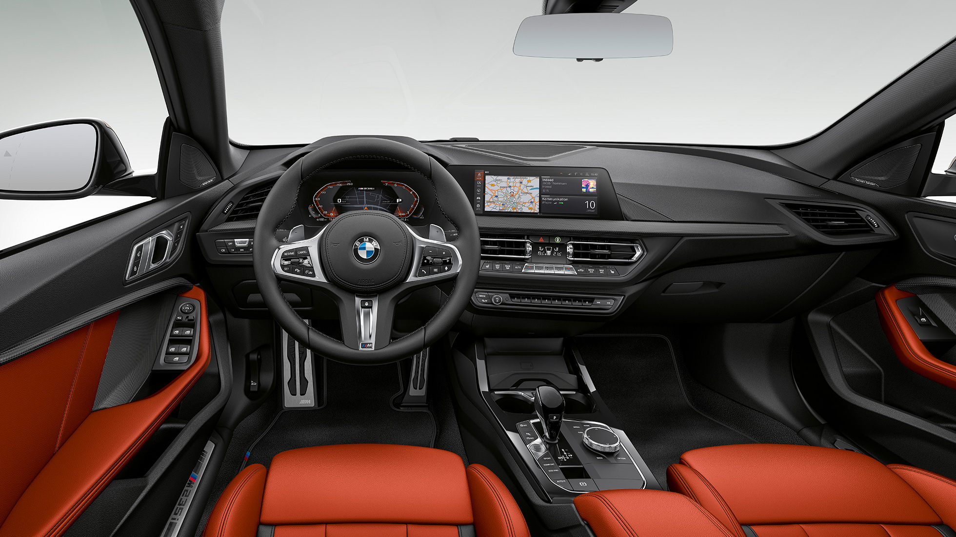 Кокпит BMW M235i xDrive Гран Купе Ориентиран към водача кокпит BMW M235i xDrive Гран Купе 2020 F44 интериор