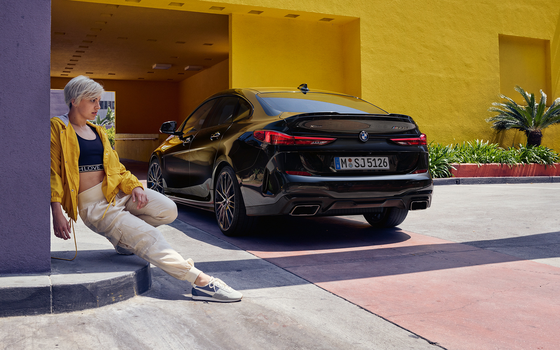 Линия на купе BMW M235i xDrive Гран Купе F44 Линия на купе BMW M235i xDrive Гран Купе F44 2020 Black Sapphire metallic три четвърти изглед отстрани