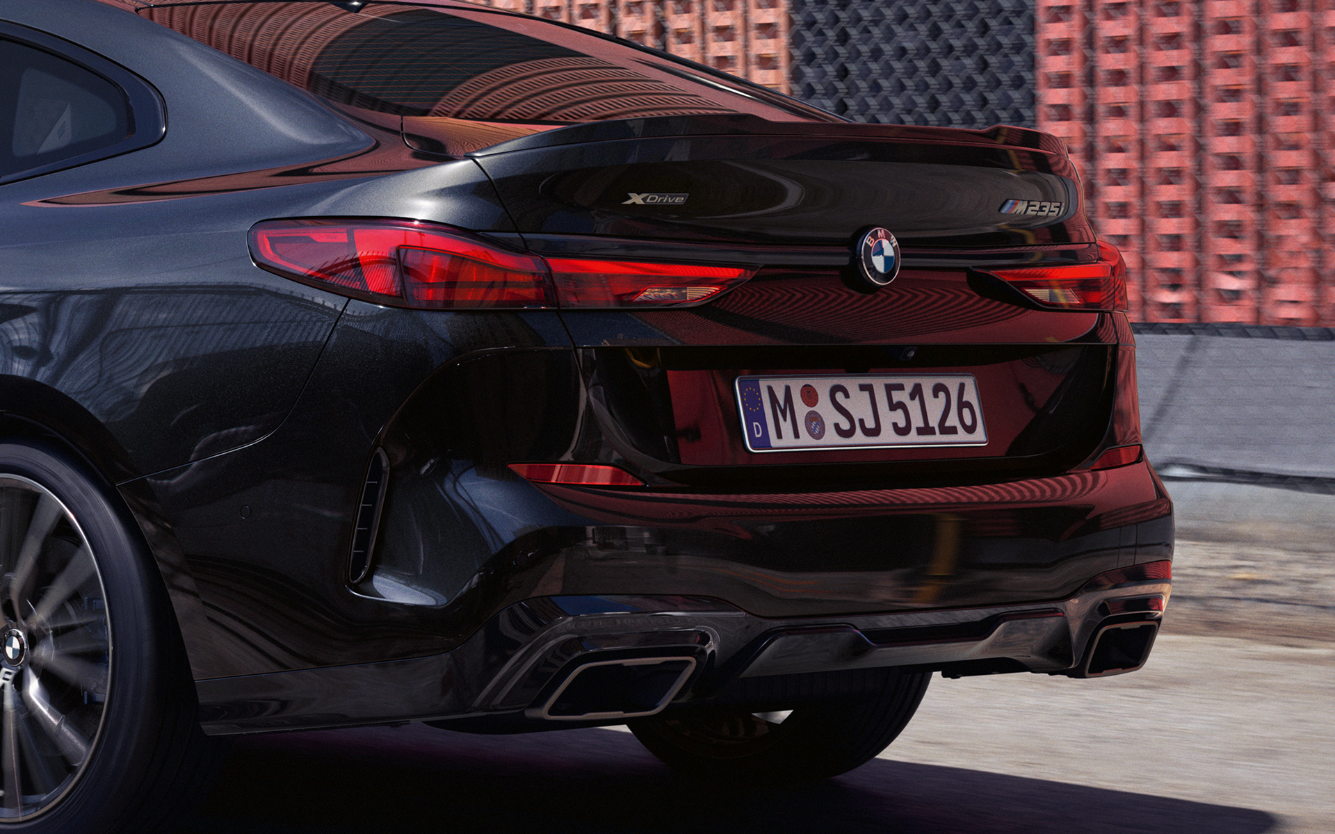 Задна част BMW M235i xDrive Гран Купе F44 Атлетична задна част BMW M235i xDrive Гран Купе F44 2020 Black Sapphire metallic три четвърти изглед отзад