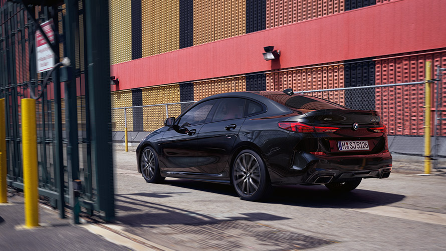 BMW M235i xDrive Гран Купе F44 и технически данни BMW M235i xDrive Гран Купе F44 Black Sapphire metallic три четвърти изглед отзад в движение