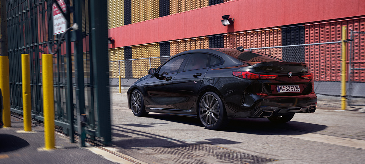 M Performance пакет BMW M235i xDrive Гран Купе F44 M Performance пакет BMW M235i xDrive Гран Купе F44 Black Sapphire metallic три четвърти изглед отстрани