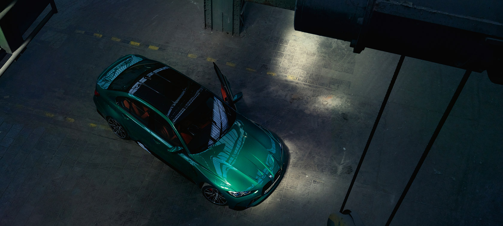 BMW M3 Седан G80 2020 от перспектива птичи поглед с отворена врата BMW M3 Седан G80 2020 Isle of Man Green metallic от перспектива птичи поглед с отворена врата