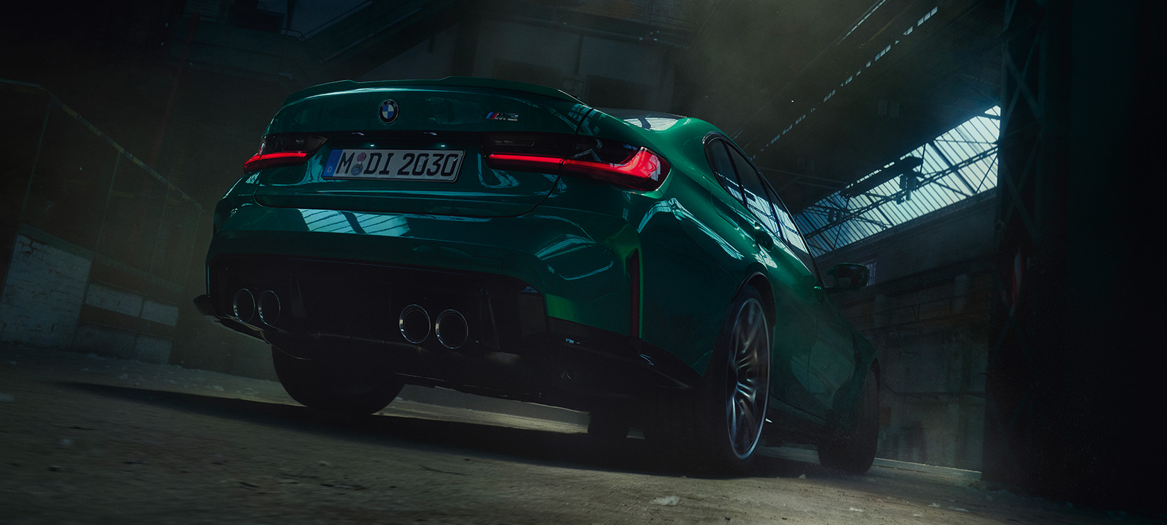 BMW M3 Седан G80 2020 три четвърти изглед отзад от ниска гледна точка BMW M3 Седан G80 2020 Isle of Man Green metallic три четвърти изглед отпред от ниска гледна точка
