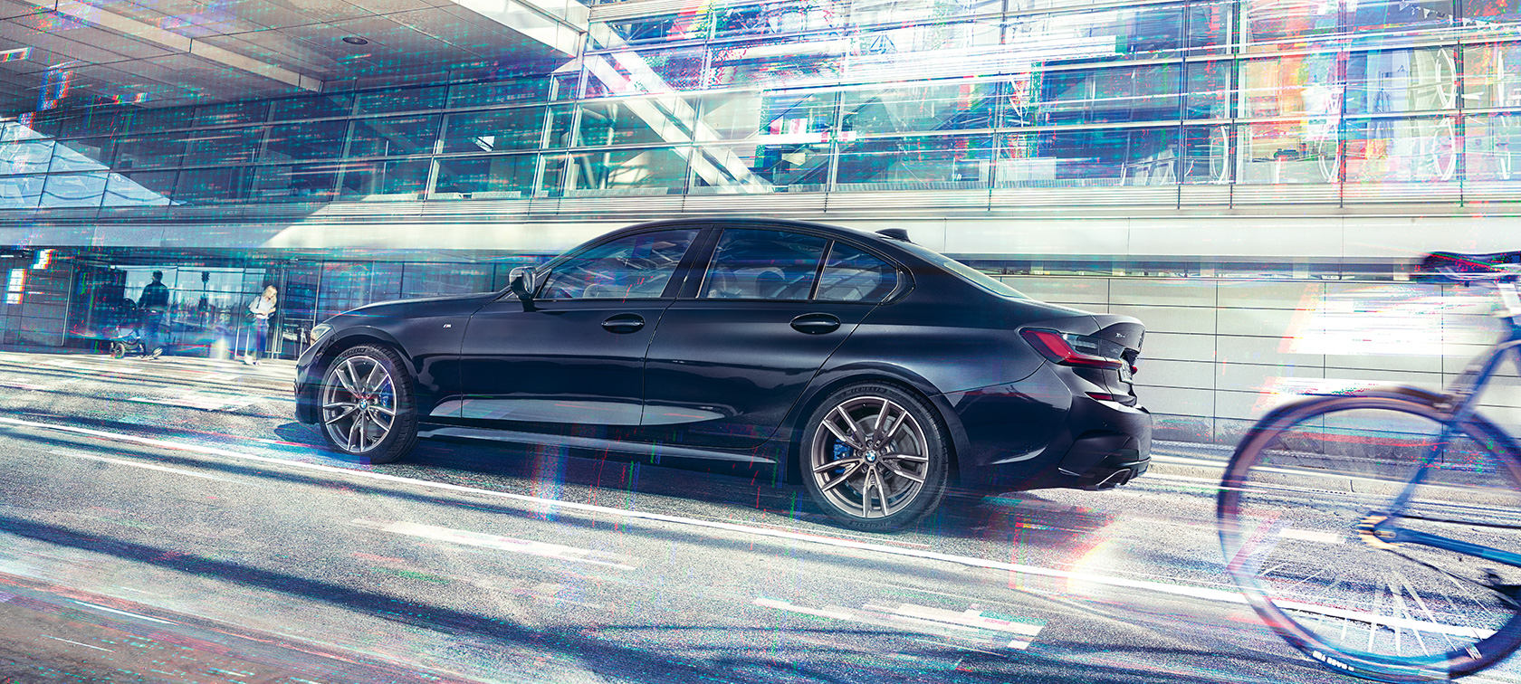 BMW M340i xDrive Седан G20 Sapphire Black metallic изглед отстрани в движение BMW M340i xDrive Седан G20 2020 Sapphire Black metallic три четвърти изглед отстрани в движение