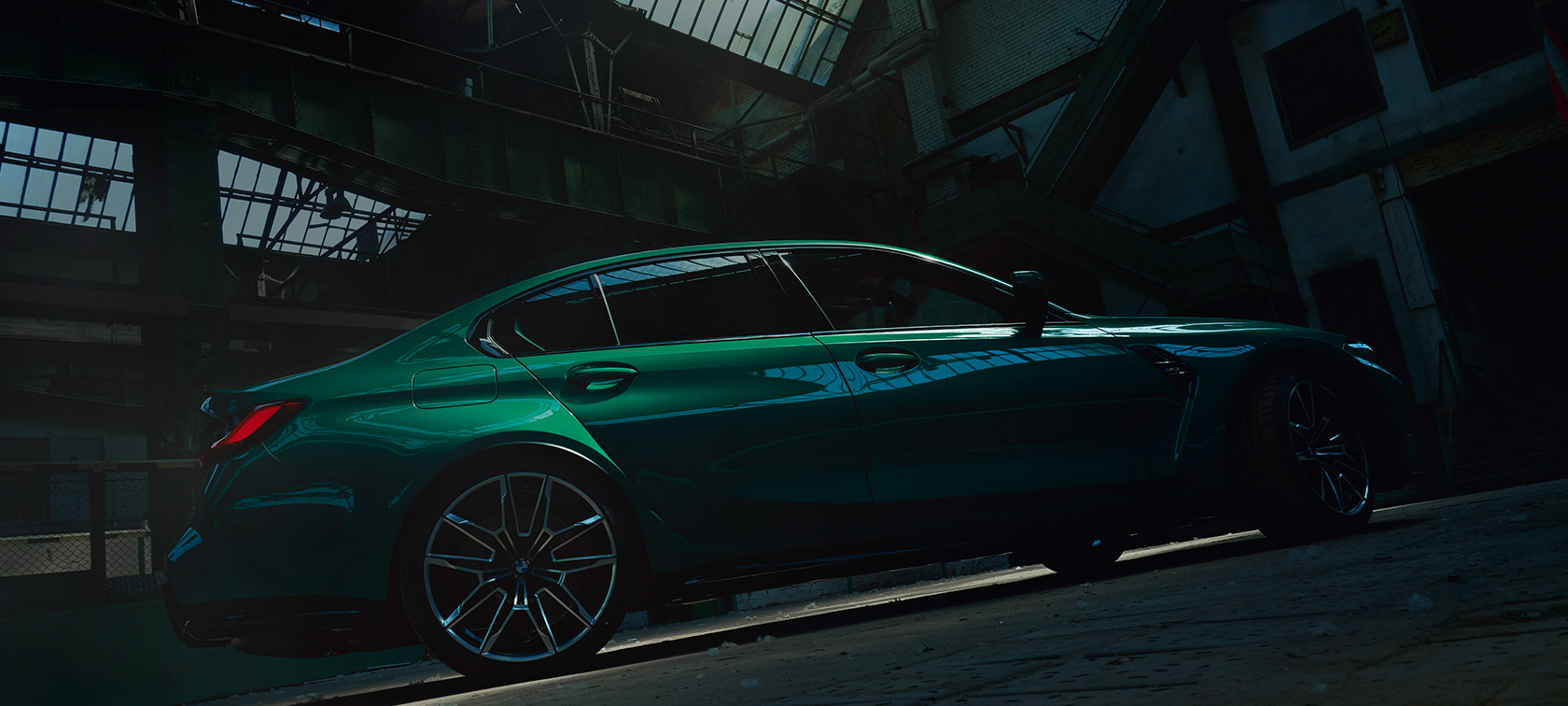 BMW M3 Седан G80 2020 изглед отстрани с отворена врата BMW M3 Седан G80 2020 Isle of Man Green metallic от ниска гледна точка изглед отстрани