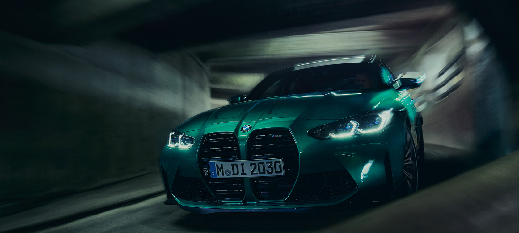 BMW M3 Седан G80 2020 Isle of Man Green metallic изглед отпред в движение