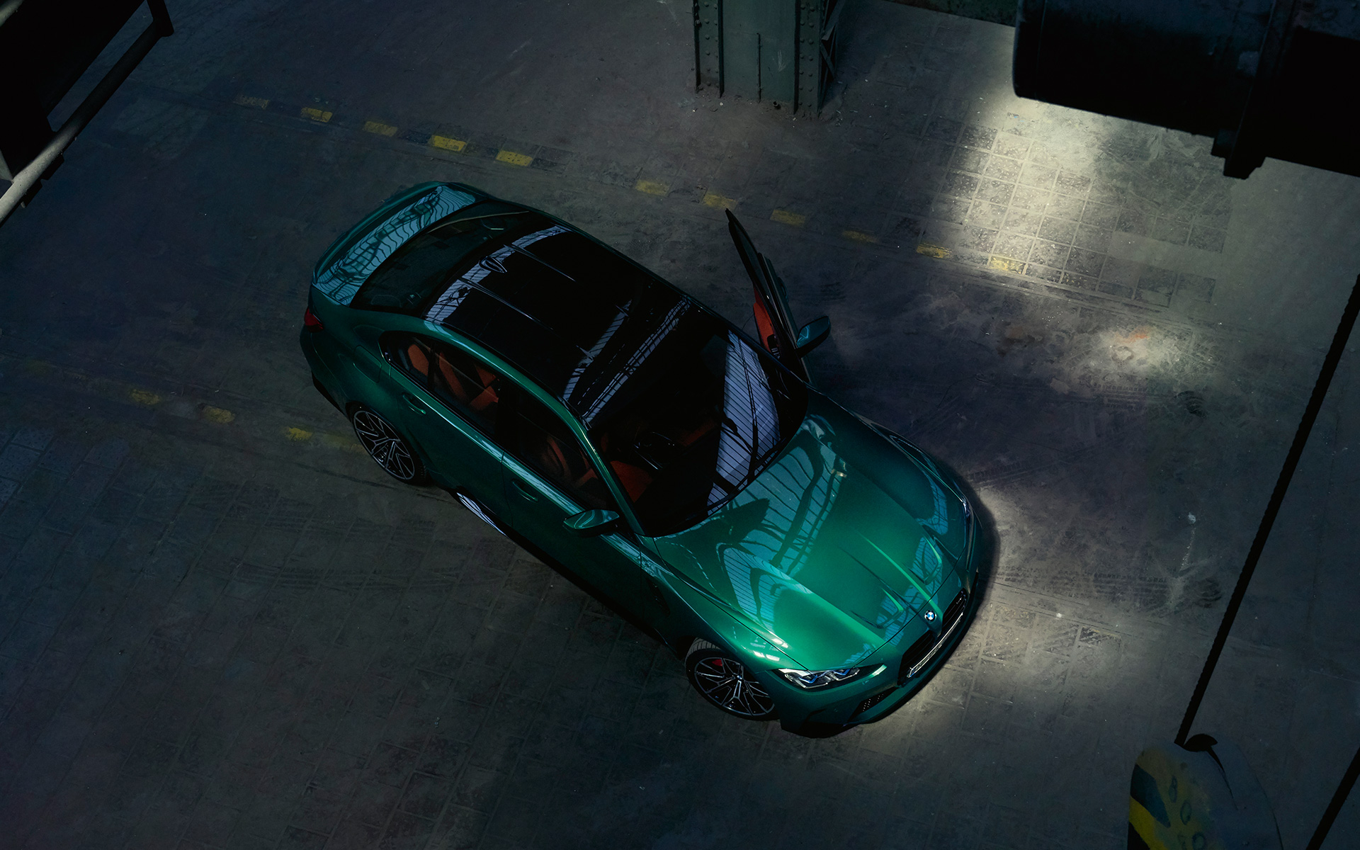 BMW M3 Седан G80 2020 Isle of Man Green metallic от перспектива птичи поглед карбонов покрив