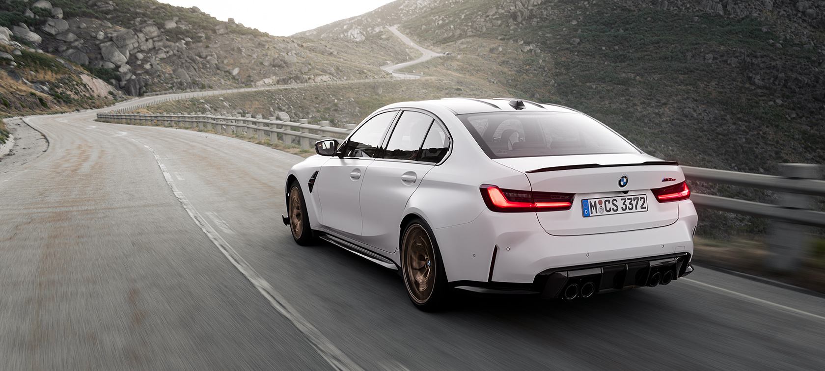 BMW M3 CS G80 2020 три четвърти изглед отпред в движение BMW M3 CS G80 2020 три четвърти изглед отпред в движение по планински път