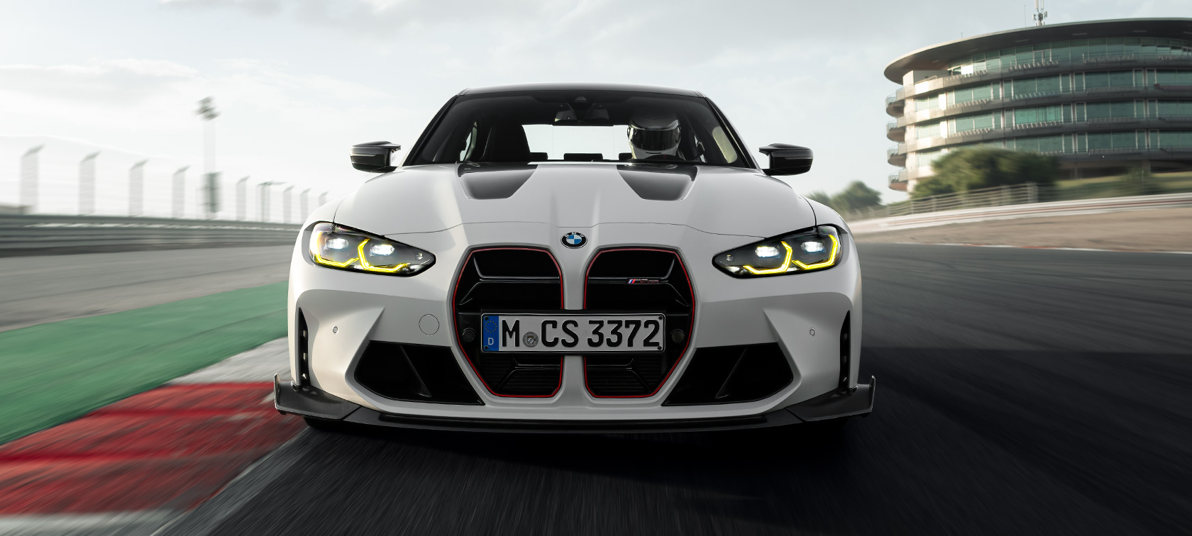 M Performance Parts BMW M3 CS G80 BMW M3 CS G80 2020 M Performance Parts три четвърти изглед отпред в движение по състезателна писта