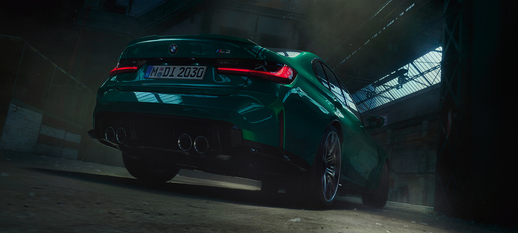 BMW M3 Седан G80 2020 три четвърти изглед отзад от ниска гледна точка BMW M3 Седан G80 2020 Isle of Man Green metallic три четвърти изглед отпред от ниска гледна точка