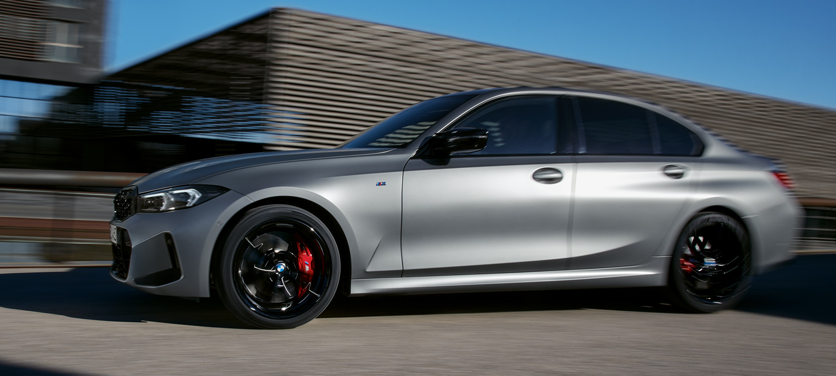 Изглед отстрани BMW M340i xDrive Седан G21 BMW M340i xDrive Седан G20 BMW Individual Frozen Pure Grey metallic изглед отстрани в движение по пътя