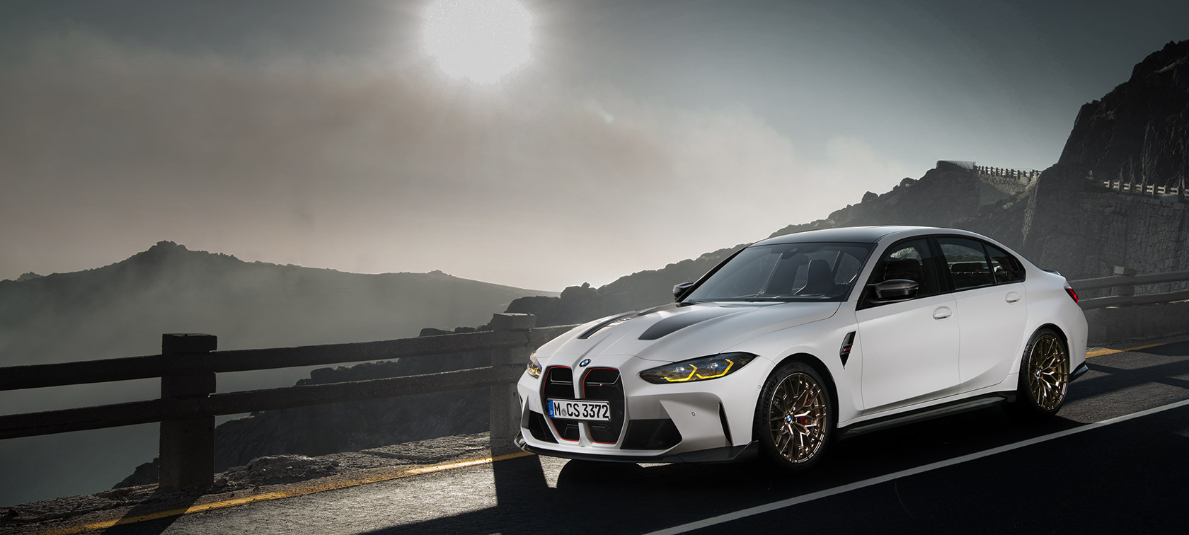 BMW M3 CS G80 2020 изглед отстрани в движение BMW M3 CS G80 2020 изглед отстрани в движение по състезателна писта