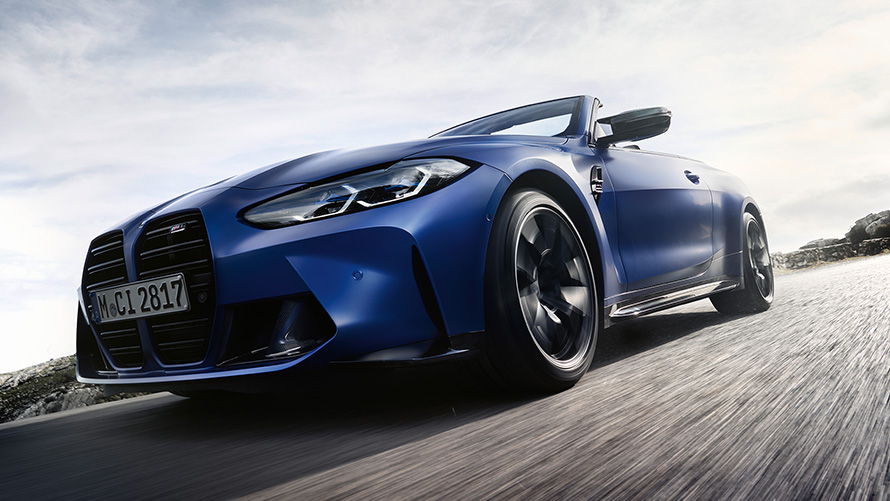 BMW M4 Competition Кабриолет с М xDrive G83 2021 изглед отпред с бъбрековидна решетка BMW M4 Competition Кабриолет с М xDrive G83 2021 BMW Individual Frozen Portimao Blue metallic изглед отпред бъбрековидна решетка от ниска гледна точка