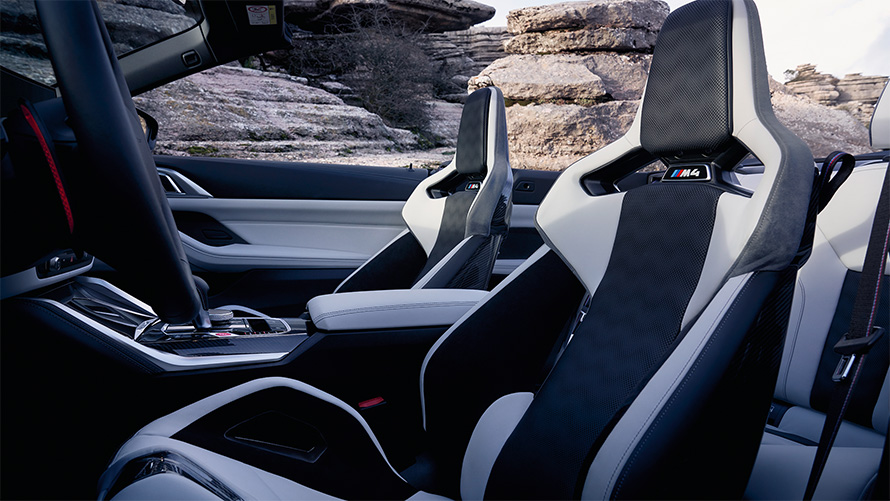 M Carbon седалки тип “корито” BMW M4 Competition Кабриолет с М xDrive G83 2021 интериор с отворен покрив BMW M4 Competition Кабриолет с М xDrive G83 2021 M Carbon седалки тип “корито” интериор с отворен покрив