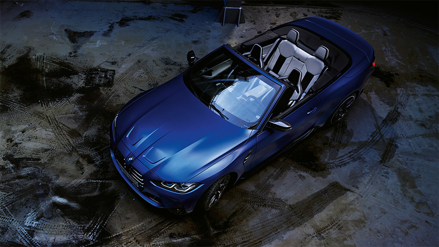 BMW M4 Competition Кабриолет с М xDrive G83 2021 BMW Individual Frozen Portimao Blue metallic от перспектива птичи поглед с отворен мек покрив BMW M4 Competition Кабриолет с М xDrive G83 2021 BMW Individual Frozen Portimao Blue metallic от перспектива птичи поглед с отворен мек покрив