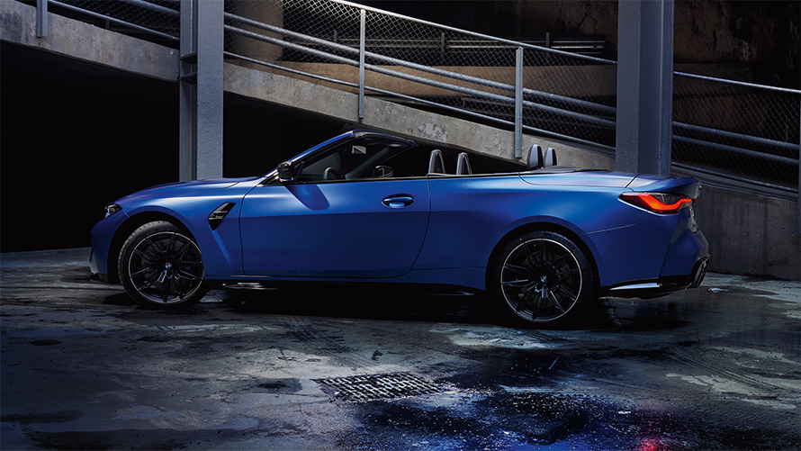 BMW M4 Competition Кабриолет с М xDrive G83 2021 изглед отстрани с отворен покрив BMW M4 Competition Кабриолет с М xDrive G83 2021 Frozen Portimao Blue metallic изглед отстрани с отворен покрив