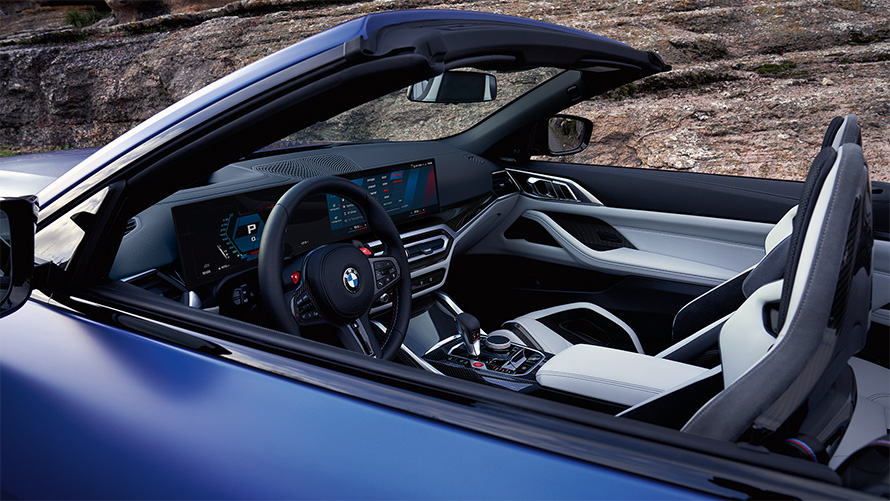 BMW M4 Competition Кабриолет с М xDrive G83 2021 интериор с отворен мек покрив BMW M4 Competition Кабриолет с М xDrive G83 2021 BMW Individual Frozen Portimao Blue metallic кокпит и интериор с отворен мек покрив