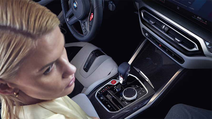 BMW M4 Competition Кабриолет с М xDrive G83 интериор 2021 средна конзола BMW M4 Competition Кабриолет с М xDrive G83 2021 средна конзола и жена на седалката до водача
