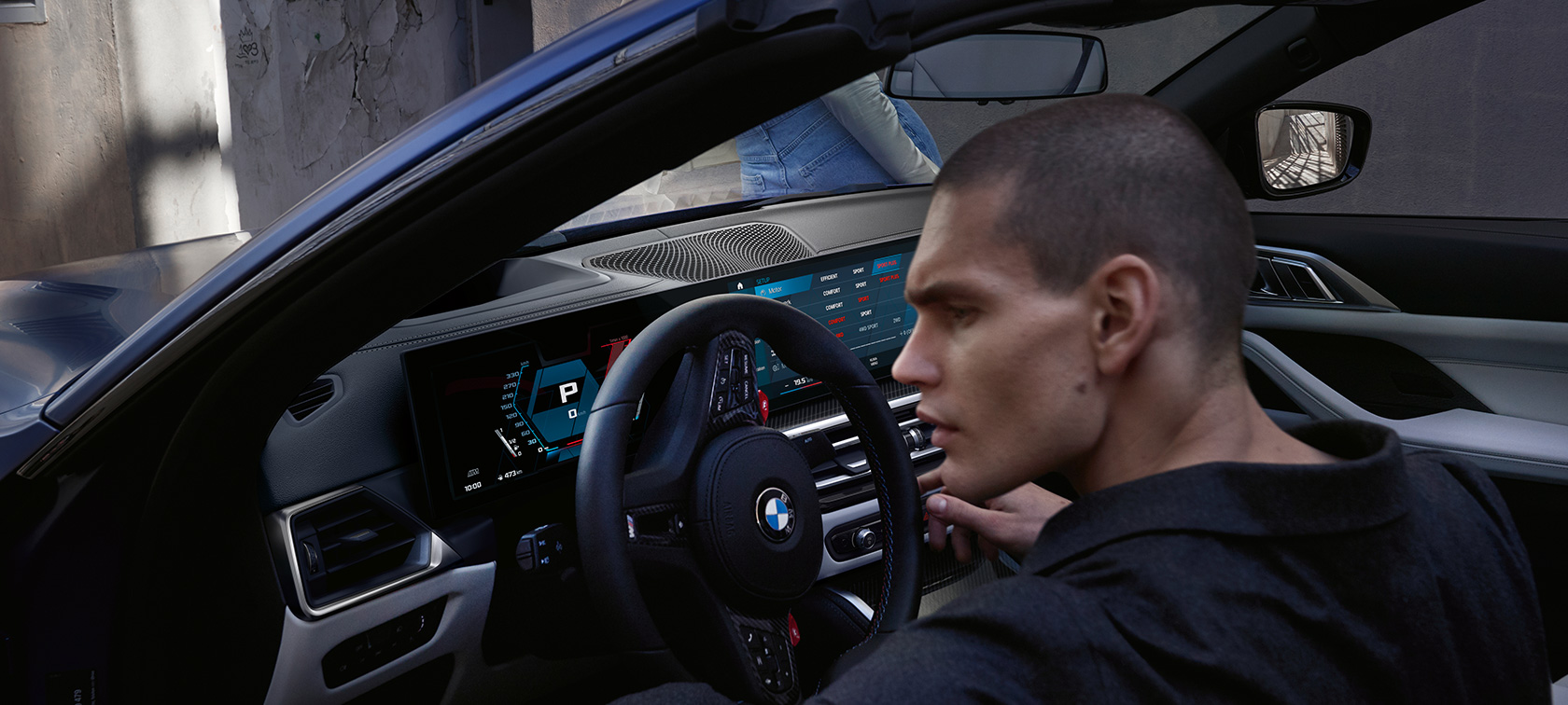 BMW M4 Competition Кабриолет с М xDrive G83 2021 кокпит BMW M4 Competition Кабриолет с М xDrive G83 2021 BMW Individual Frozen Portimao Blue metallic кокпит с отворена врата и мъж