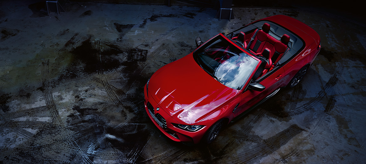 BMW Individual Imola Red metallic BMW M4 Competition Кабриолет с М xDrive G83 2021 BMW M4 Competition Кабриолет с М xDrive G83 2021 BMW Individual Imola Red metallic три четвърти изглед отпред отгоре с отворен мек покрив