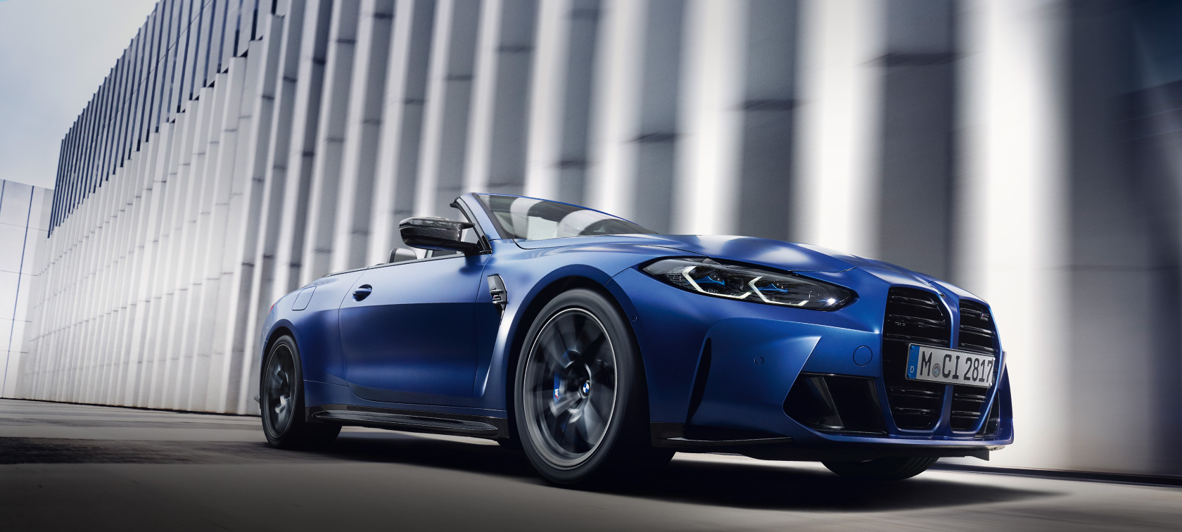 BMW M4 Competition Кабриолет с М xDrive G83 2021 BMW Individual Frozen Portimao Blue metallic изглед отстрани от ниска гледна точка