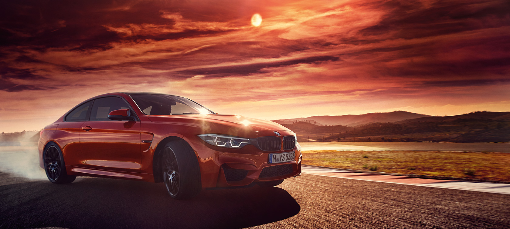 BMW M4 Купе BMW M4 Купе, изглед отстрани при дрифт в завой