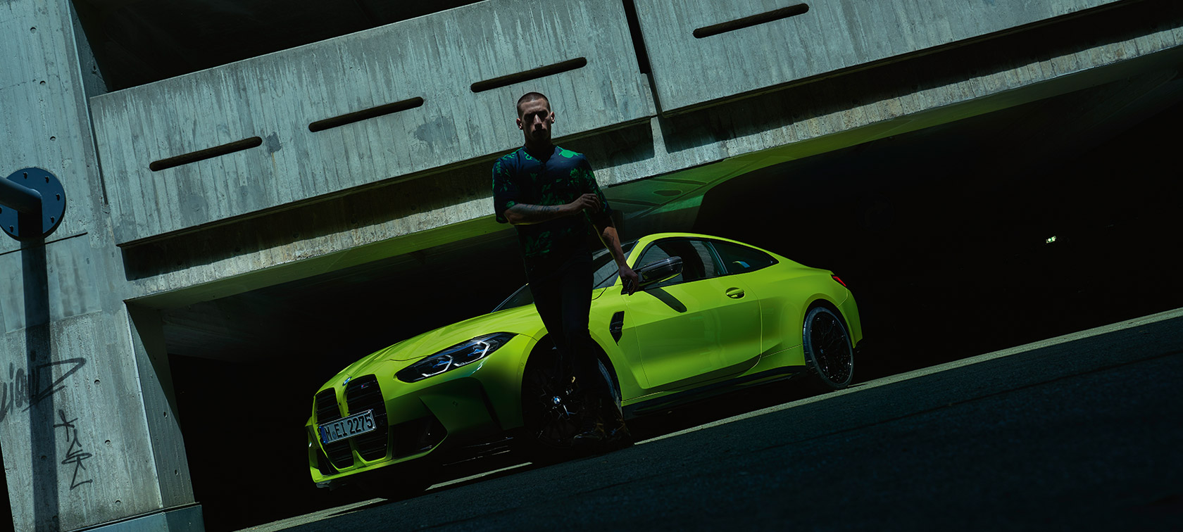 BMW M4 Competition Купе G82 2020 Yellow три четвърти изглед отпред в покой с мъж на преден план BMW M4 Competition Купе G82 2020 Sao Paulo Yellow три четвърти изглед отпред в покой с мъж на преден план