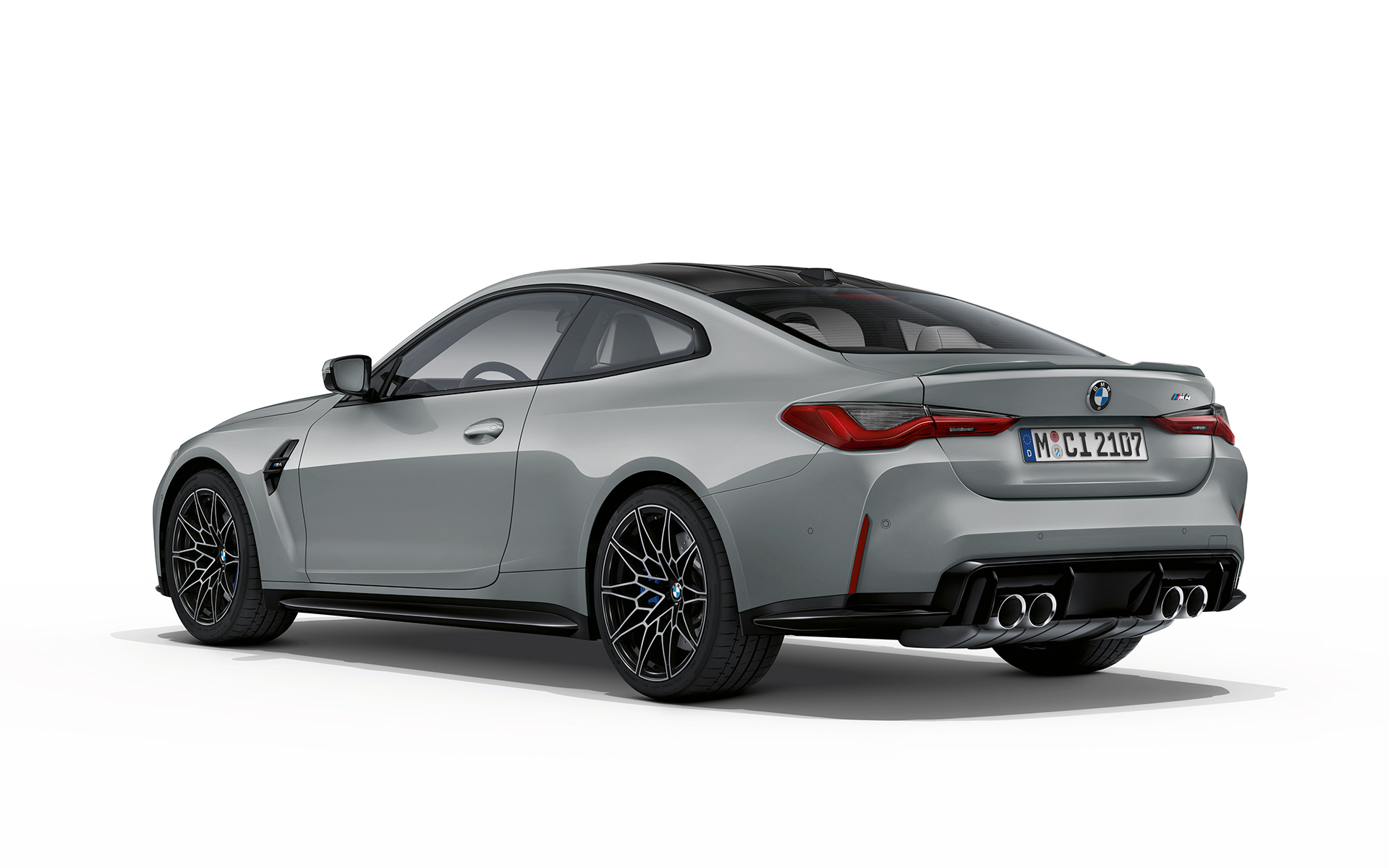 BMW M4 Купе G82 2020 Brooklyn Grey metallic три четвърти изглед отзад