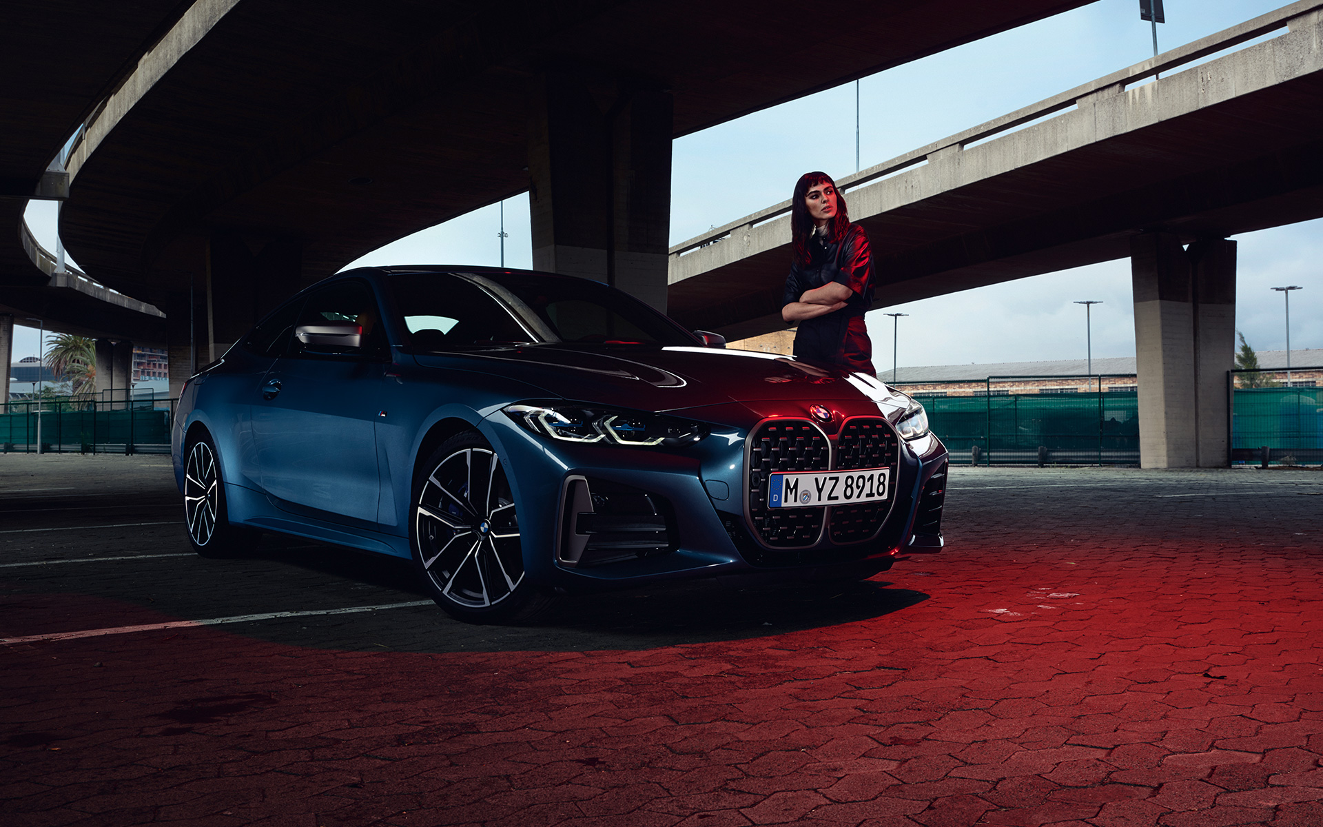 BMW M440i xDrive Купе G22 2020 G82 2020 Arctic Race Blue metallic три четвърти изглед отпред с модел