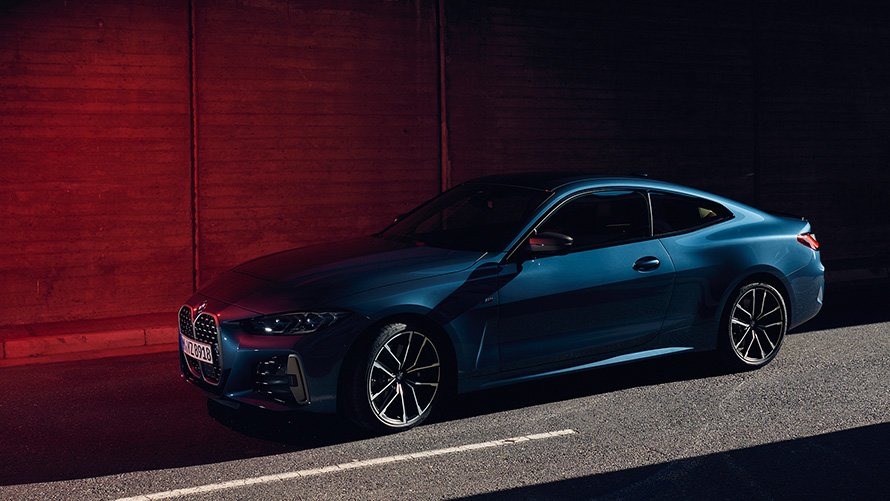 BMW M440i xDrive Купе G22 2020 Arctic Race Blue metallic три четвърти изглед отпред в движение