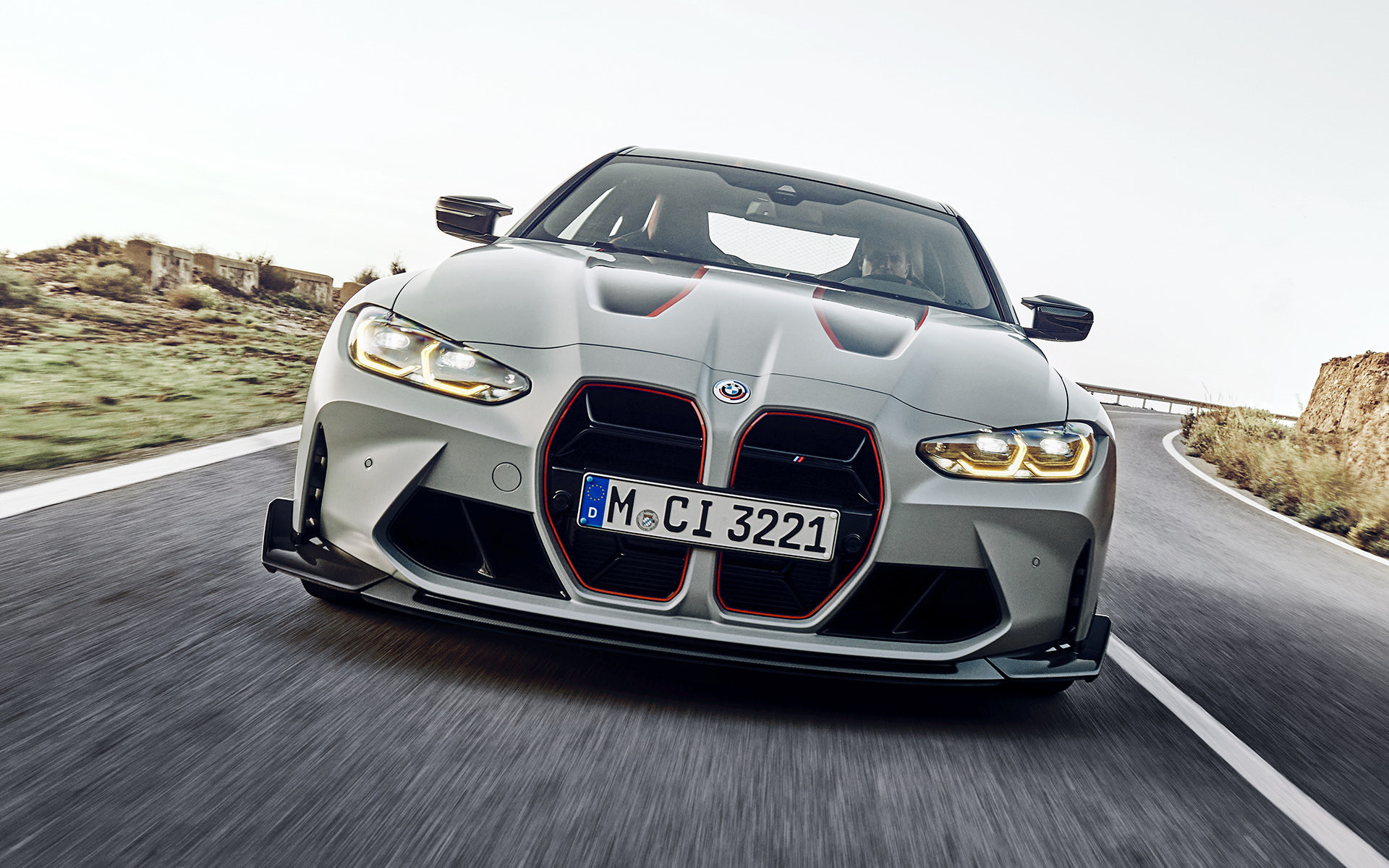 Черни пластини на бъбрековидната решетка с акценти от червено фолио BMW M4 CSL G82 BMW M4 CSL G82 специално лаково покритие BMW Individual Frozen Brooklyn Grey metallic Черни пластини на бъбрековидната решетка с акценти от червено фолио изглед отпред при движение по пътя