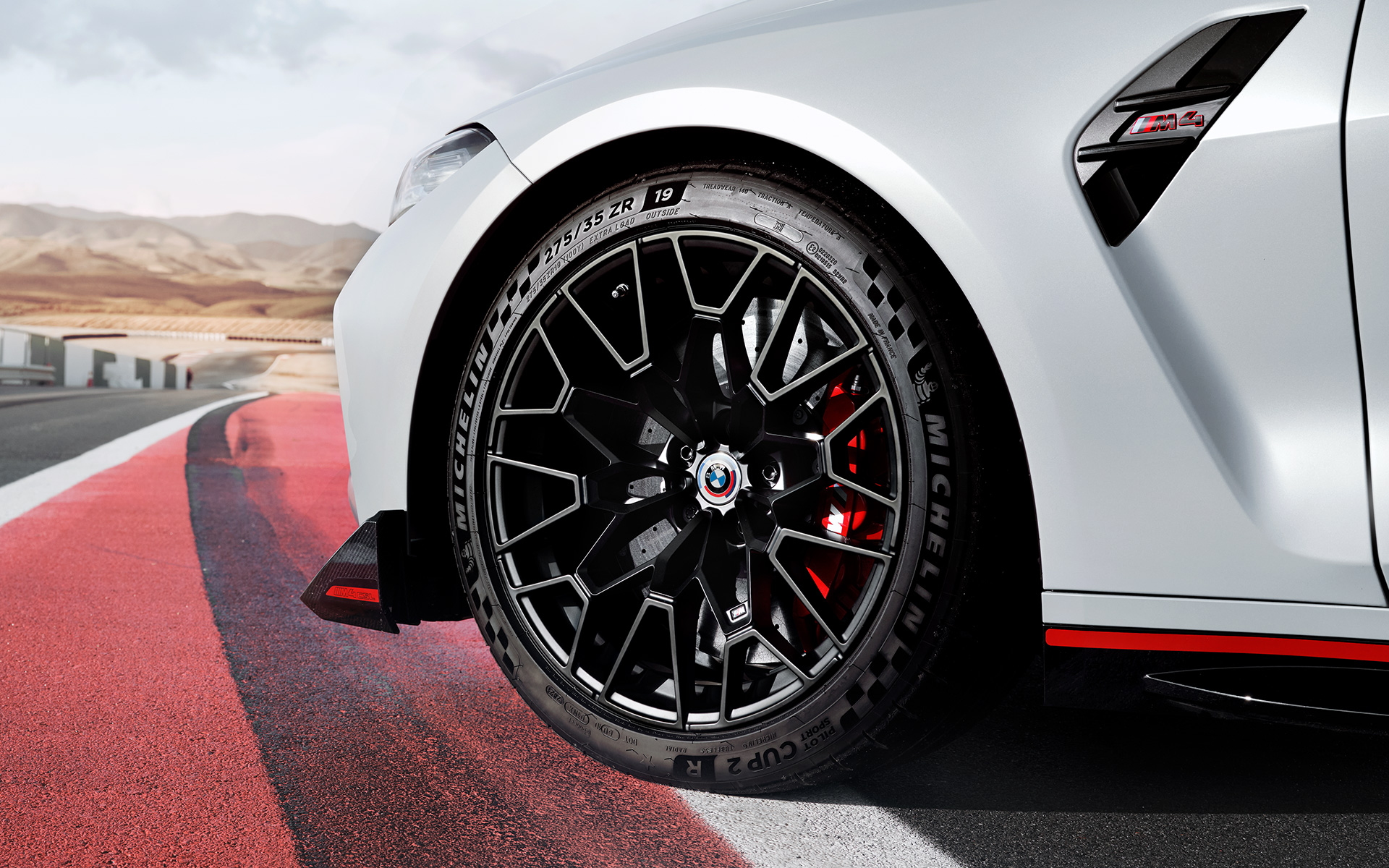 M Carbon керамични спирачки, гланцирано червени BMW M5 CSL G82 BMW M4 CSL G82 специално лаково покритие BMW Individual Frozen Brooklyn Grey metallic M Carbon керамични спирачки, гланцирано червени с олекотена джанта