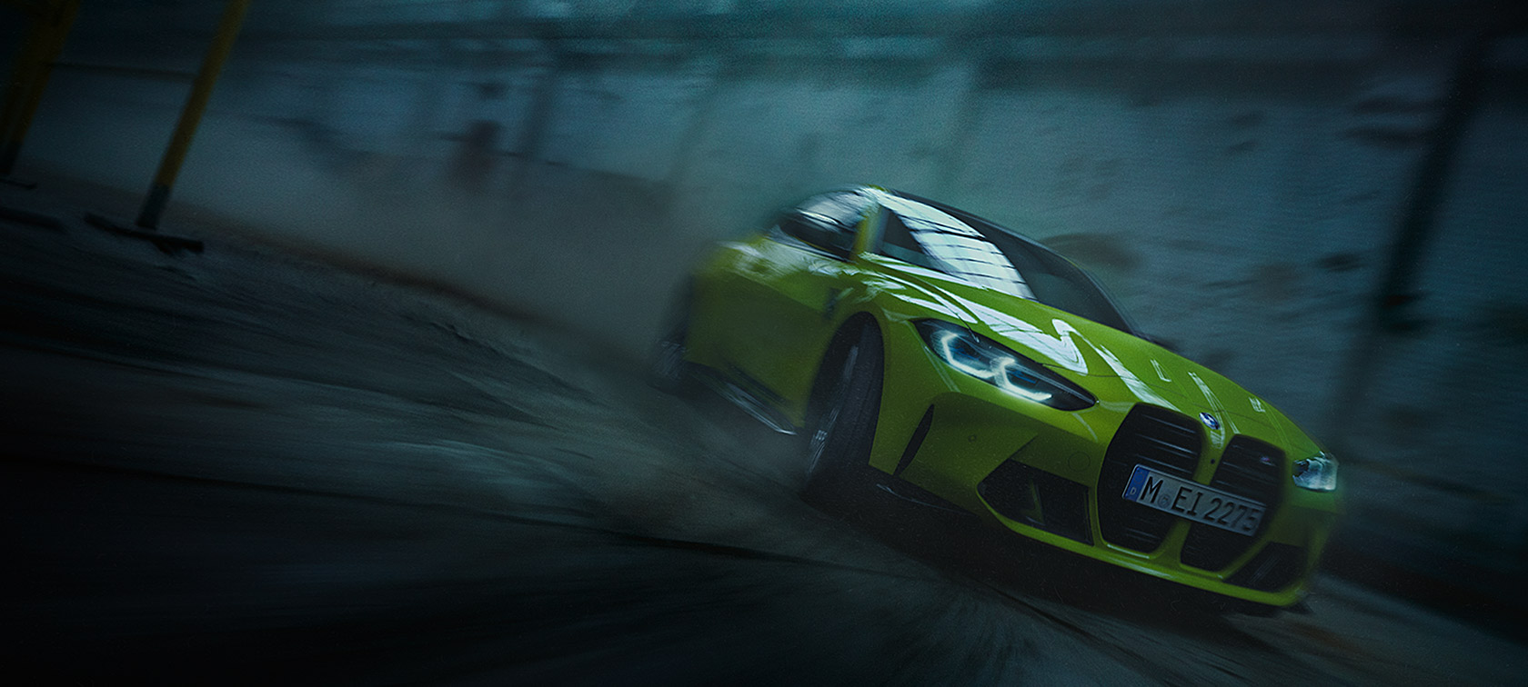 BMW M4 CSL G82 специално лаково покритие BMW Individual Frozen Brooklyn Grey metallic три четвърти изглед отпред в движение