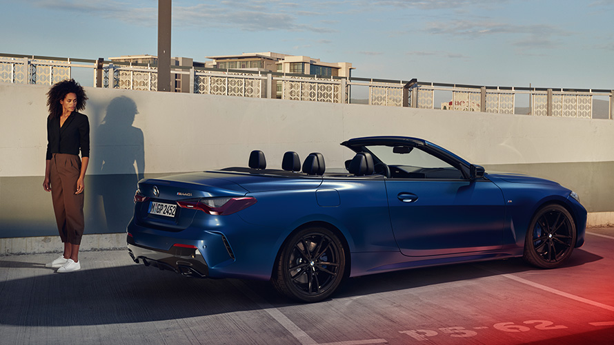BMW Финансови услуги за BMW Серия 4 Кабриолет М Автомобилите Жена стои зад BMW Серия 4 Кабриолет на паркинг BMW Financial Services