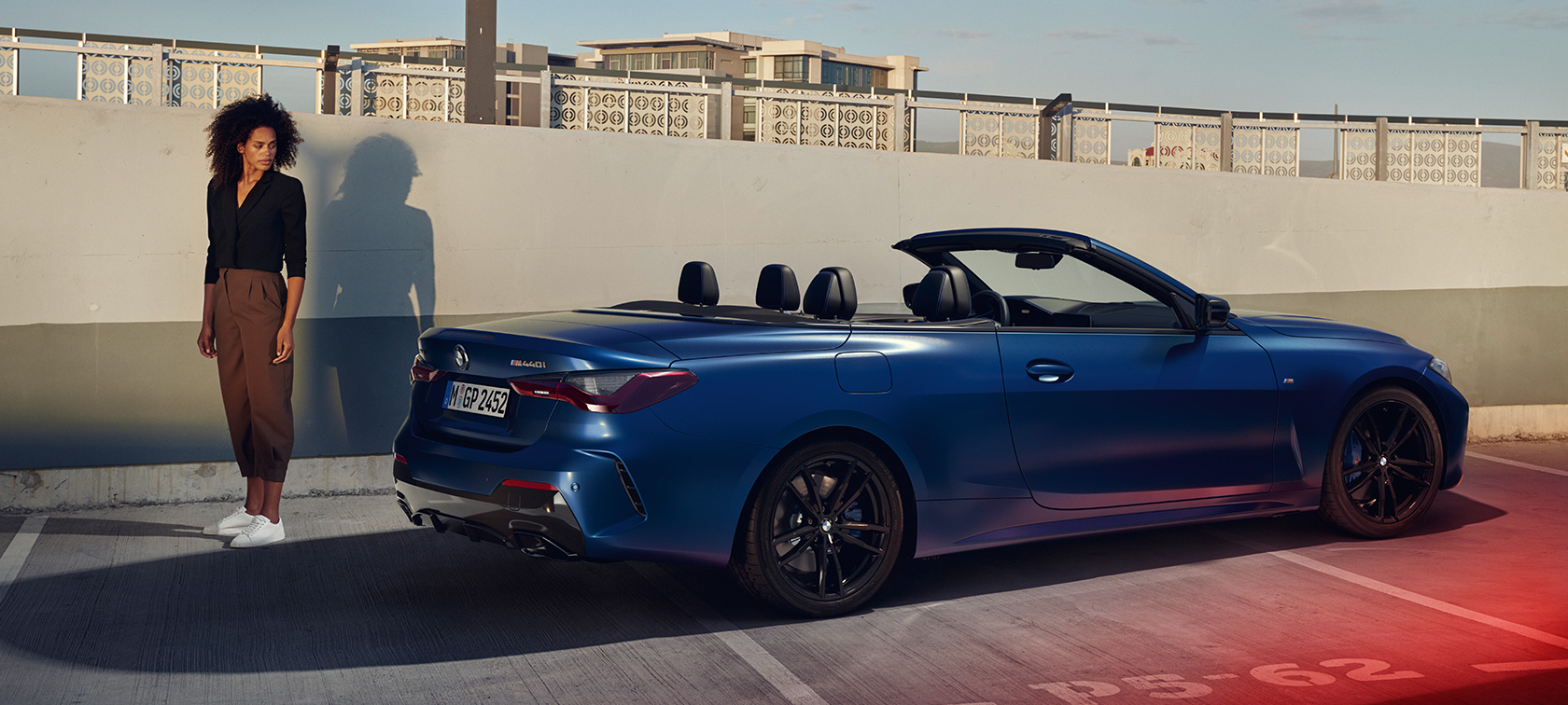 Три четвърти изглед отзад BMW M440i xDrive Кабриолет G23 2020 BMW M440i xDrive Кабриолет G23 2020 BMW Individual Frozen Portimao Blue metallic три четвърти изглед отзад с модел