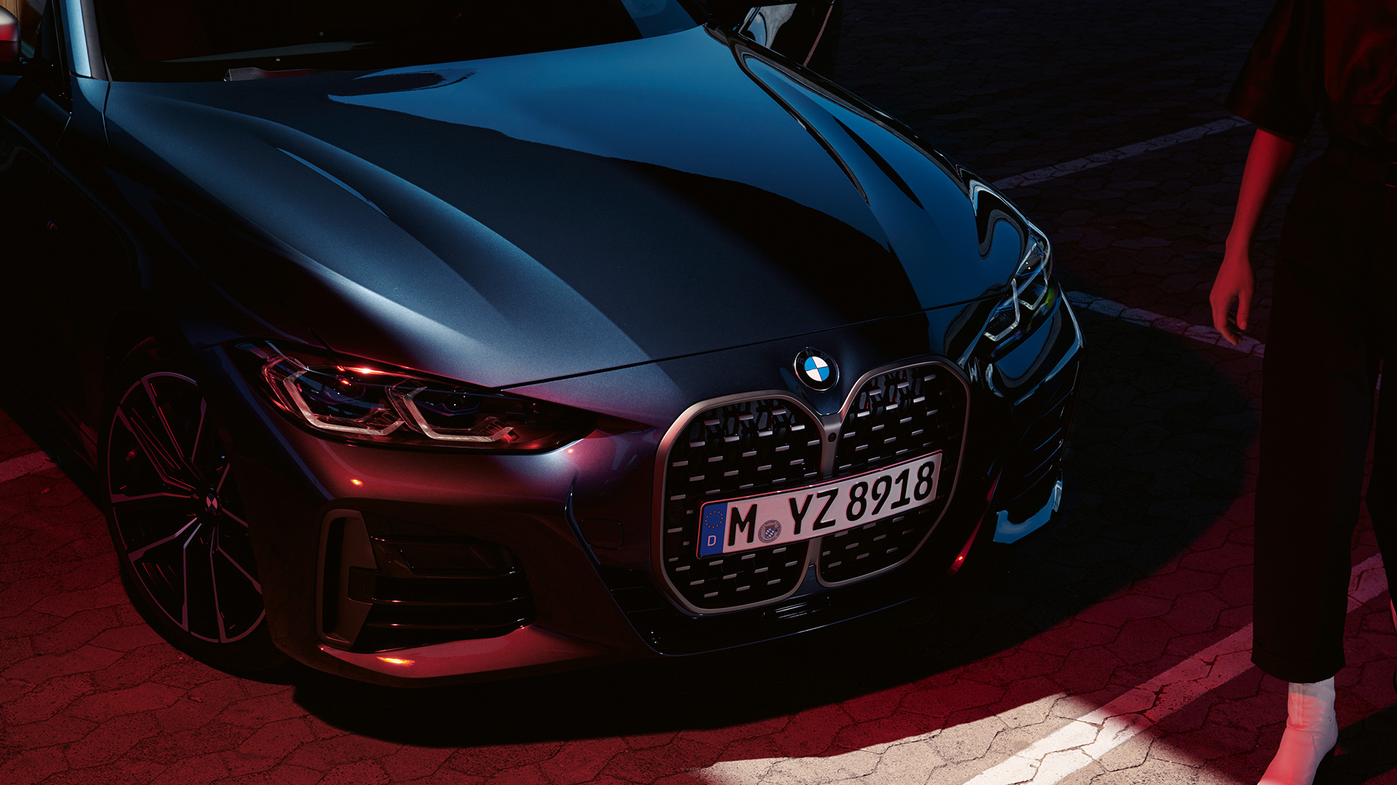 BMW бъбрековидна радиаторна решетка BMW M440i xDrive Купе G22 2020 BMW M440i xDrive Купе Arctic Race Blue metallic G22 2020 три четвърти изглед отпред с BMW бъбрековидна радиаторна решетка